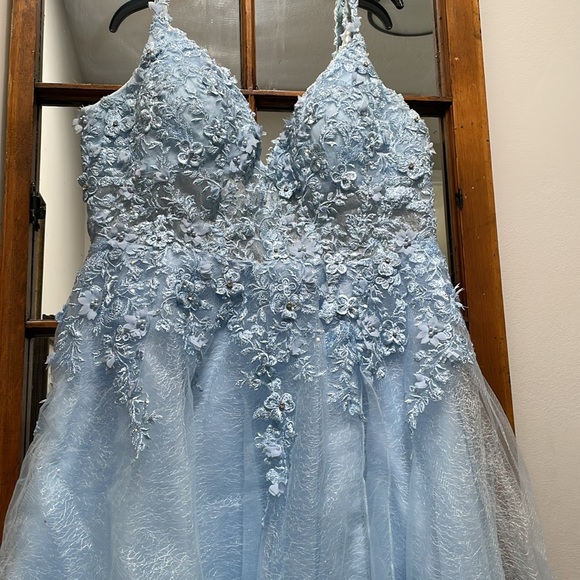 Stunning Ellie Wilde formal gown. - Picture 9 of 13
